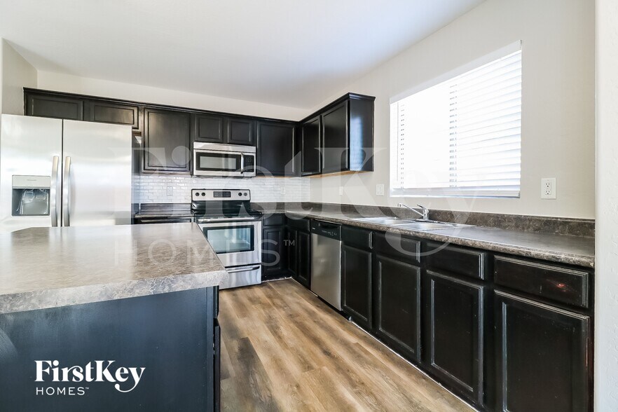 Building Photo - 21797 W Sonora St