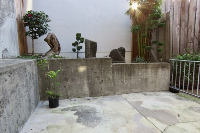 Building Photo - Condo with 2 baths, Parking and Private Pa...