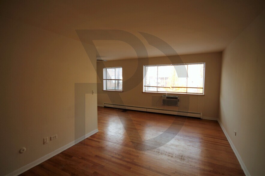 Building Photo - 502 W Briar Pl