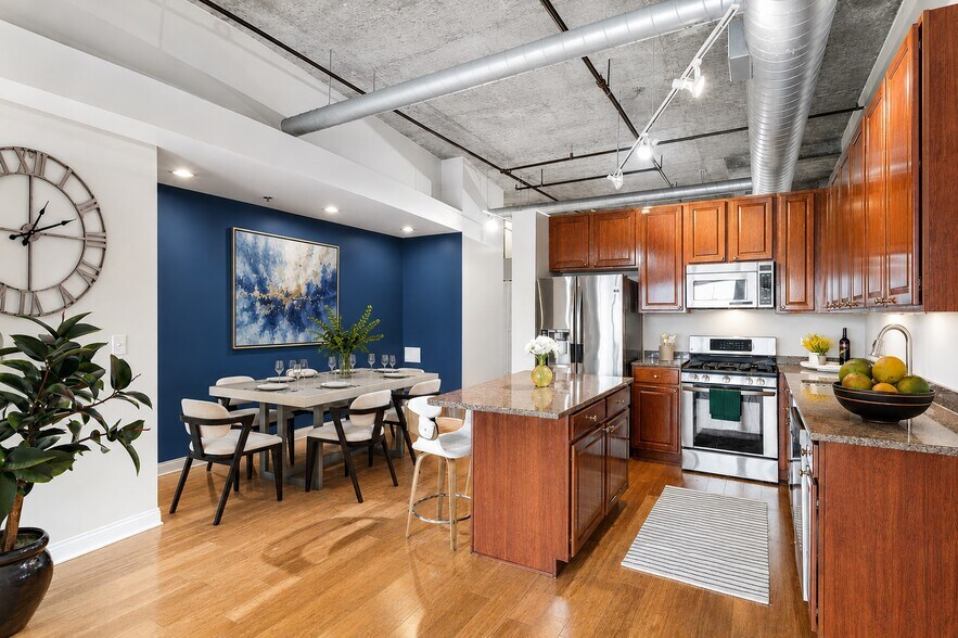 Building Photo - 933 W Van Buren St