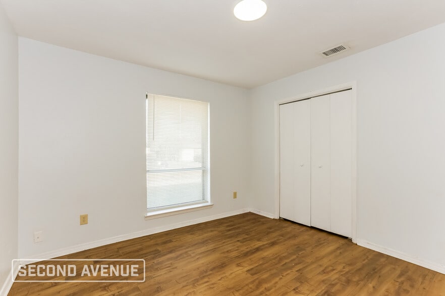 Building Photo - 509 Southlake Dr