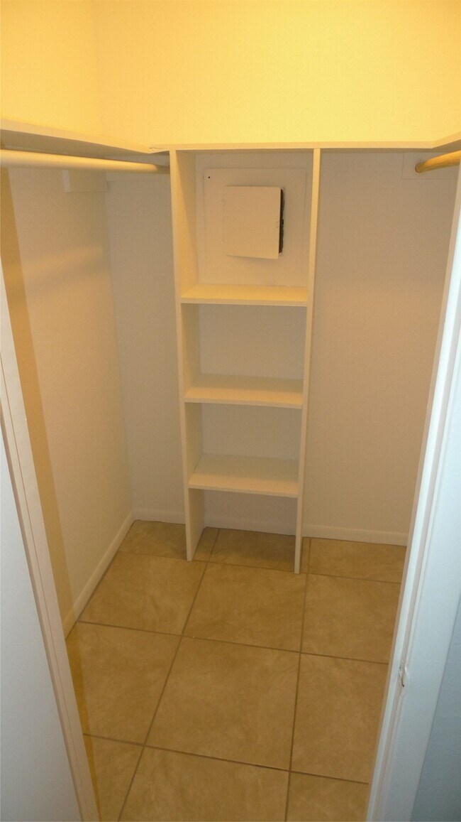 Building Photo - 16111 Aspenglen Dr