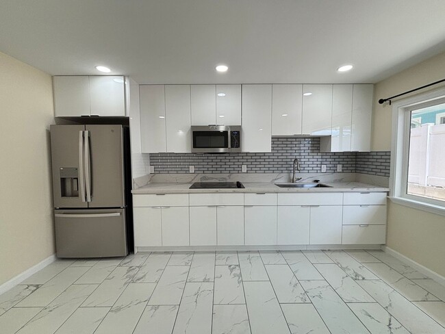 Building Photo - 1674 Kino St