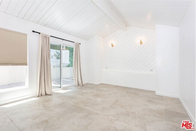 Building Photo - 16733 Oak View Dr