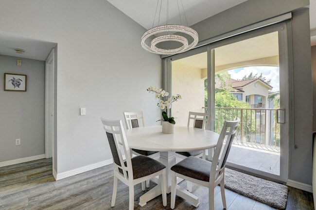 Building Photo - 1223 Villa Cir