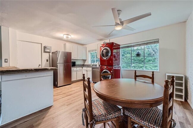 Building Photo - 1381 Normandy Dr NE