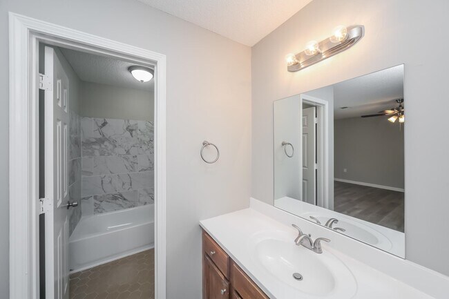 Building Photo - 4305 Satin Oak Cove