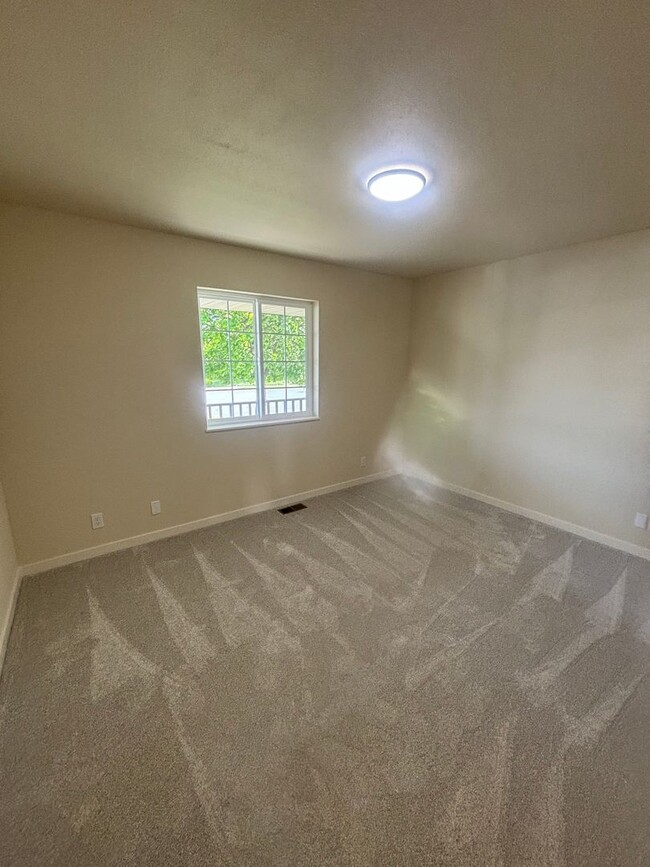 Building Photo - SINGLE FAMILY HOME IN PRAIRIE FALLS (P#94)