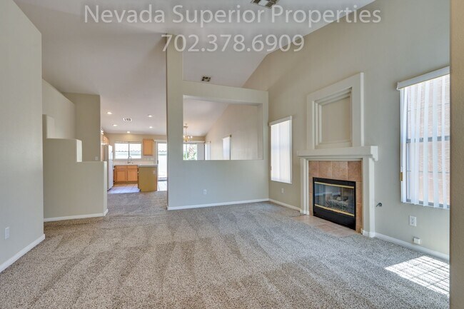 Building Photo - SE Single Story 3 Bedroom Home!!! Low Main...