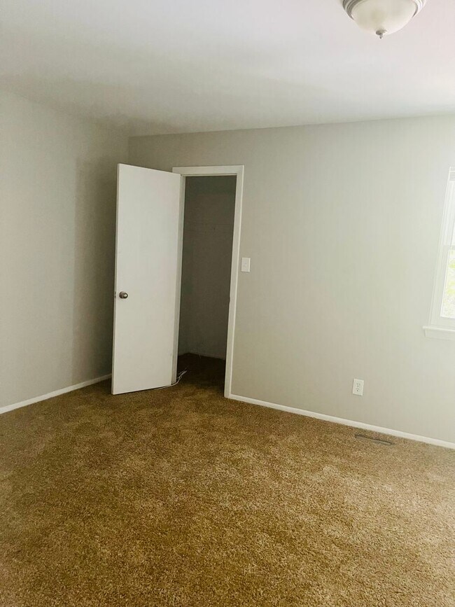 Building Photo - Beautiful recently Renovated 2 Bedroom 1.5...