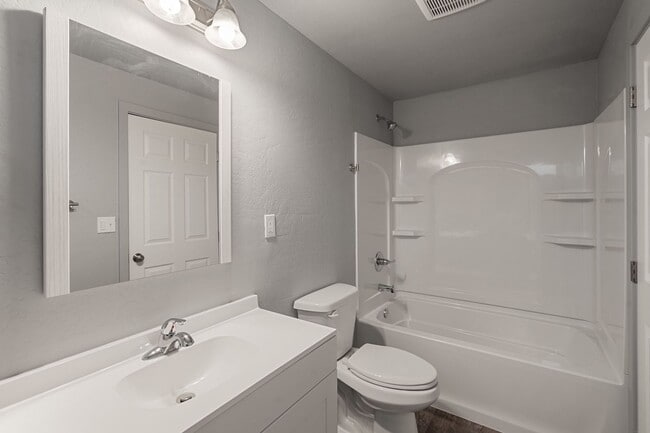 Building Photo - 1028 W 11th St