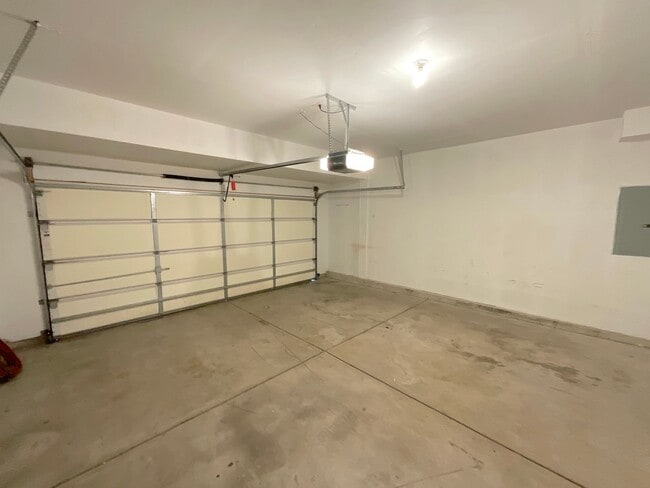 Building Photo - 4 Bedroom Home Available Near Barnes Rd & ...