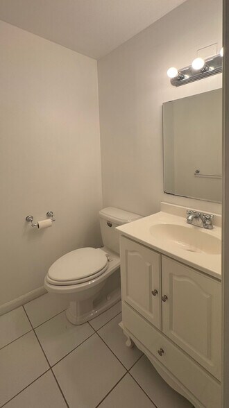 Building Photo - 995 S Ct of Shorewood