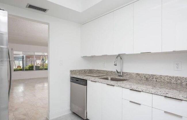Building Photo - 9455 Bay Harbor Terrace