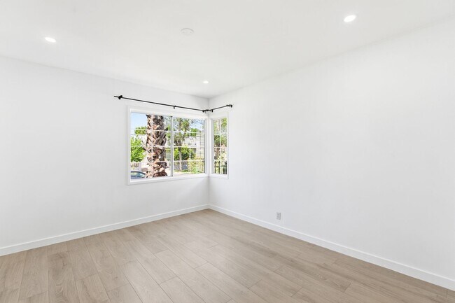 Building Photo - Beautiful modern 3 Bed + 2 Bath House + Den/Office & Backyard