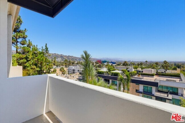 Building Photo - 435 N Oakhurst Dr