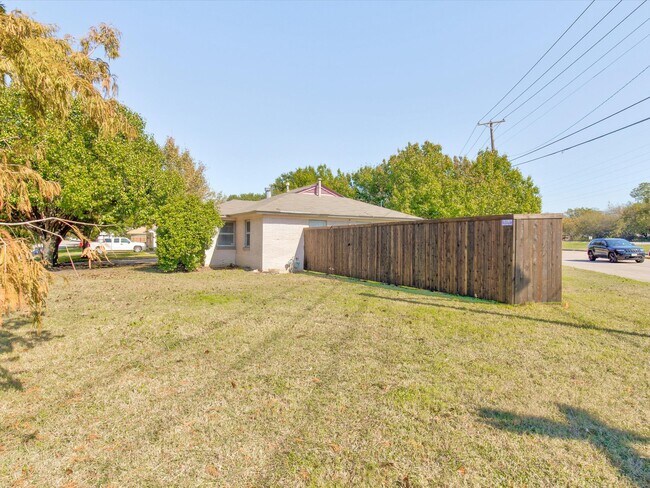 Building Photo - 4171 Carolyn Rd