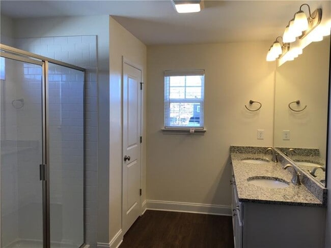 Building Photo - 174 Lindridge Dr NE