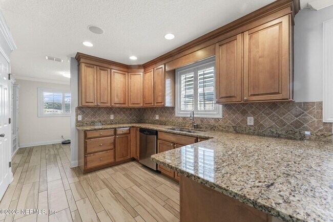 Building Photo - 618 8th Ave N