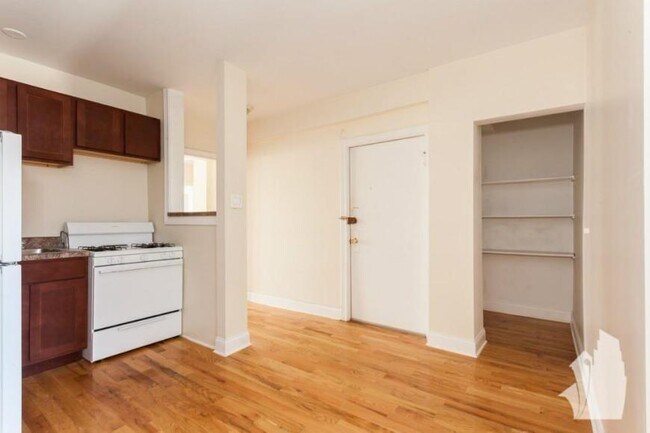 Building Photo - 0 bedroom in Chicago IL 60610