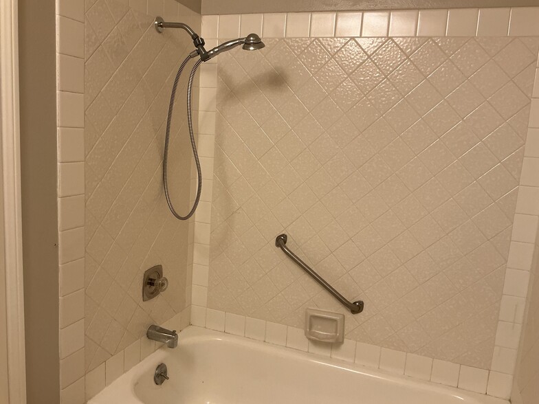 Guest tub/shower combination - 21650 Burbank Blvd
