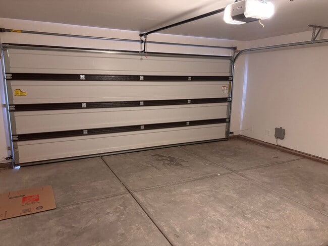 Building Photo - 4 bed | 2 1/2 bath | 2 car garage in Deser...