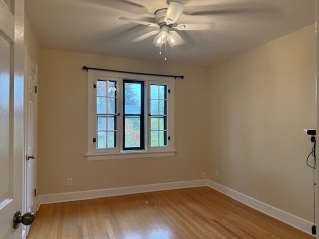 Building Photo - House For Lease