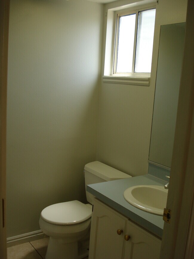 Building Photo - 60 E 200 N