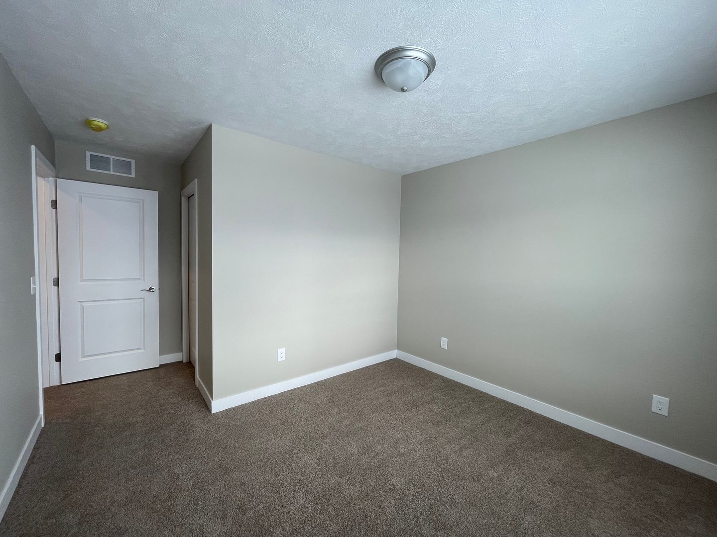 Building Photo - 2060 Lion Gate Dr