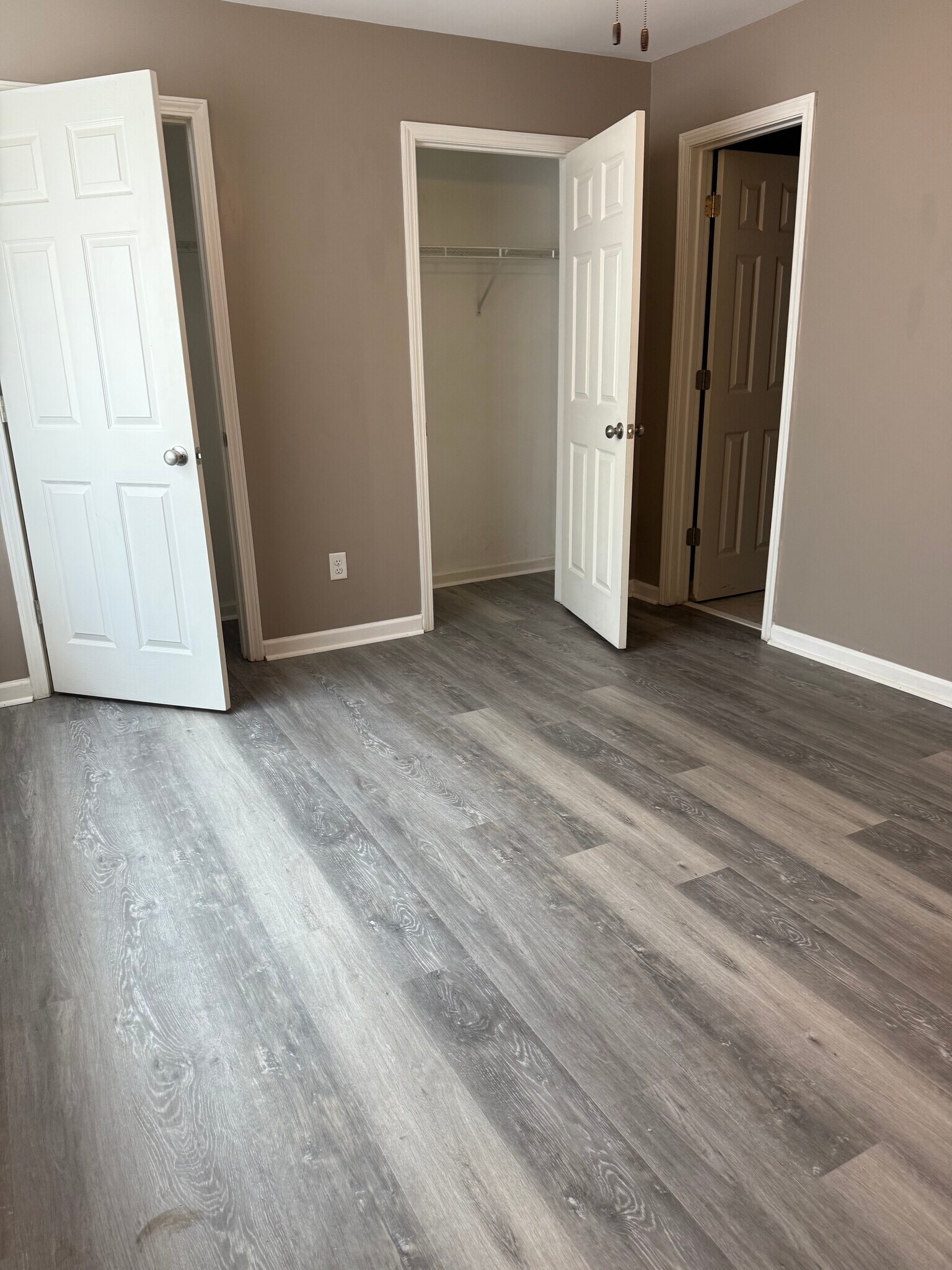 2nd bedroom with double closets - 101 Davis St