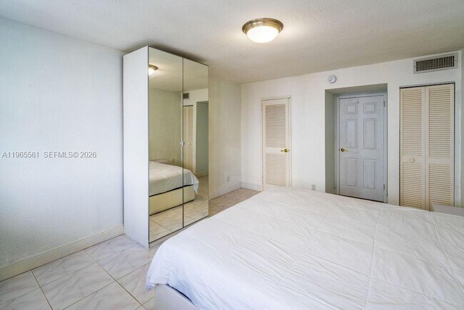 Building Photo - 3140 S Ocean Dr