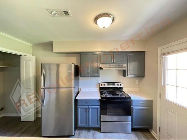 Building Photo - Carpetless 2 BD 2.5 Bath 2 Story Quadplex ...