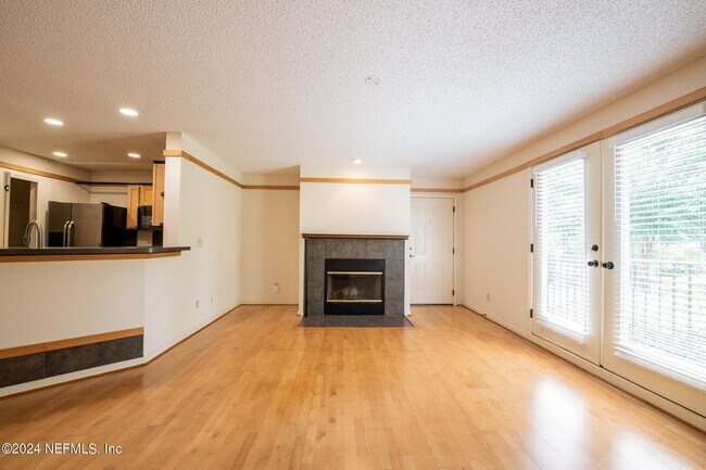 Building Photo - 13715 Richmond Park Dr N