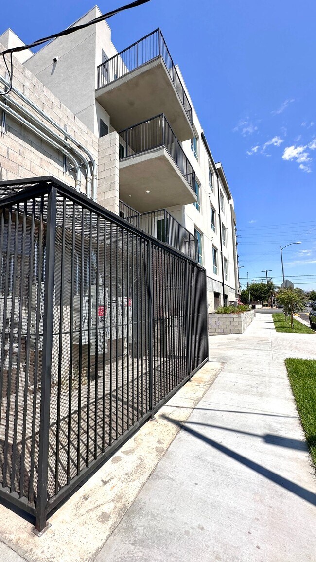 Building Photo - Stylish 2-Bedroom with In-Unit Laundry & B...