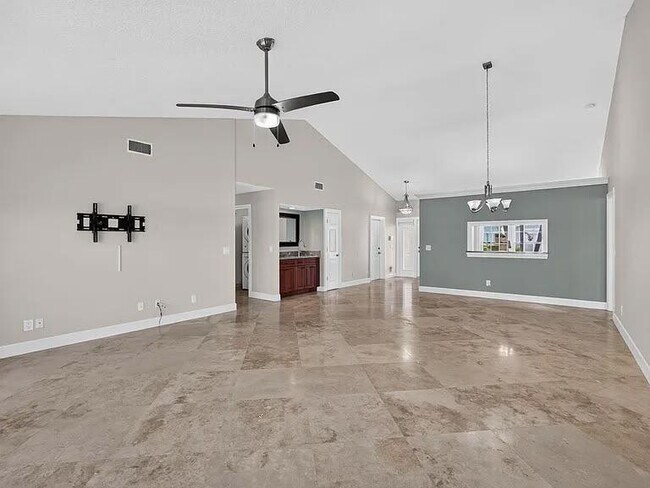 Building Photo - 114 Palomino Dr