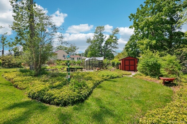 Building Photo - 181 Finmor Dr