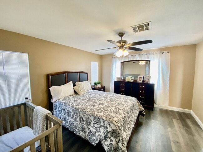 Building Photo - Gorgeous 3 bedroom Home