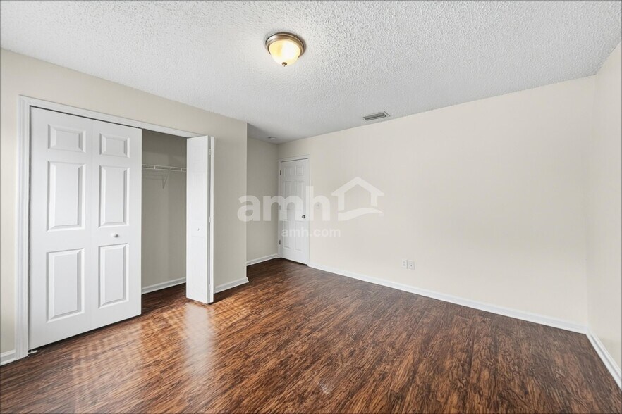 Building Photo - 157 N Lake Cunningham Ave