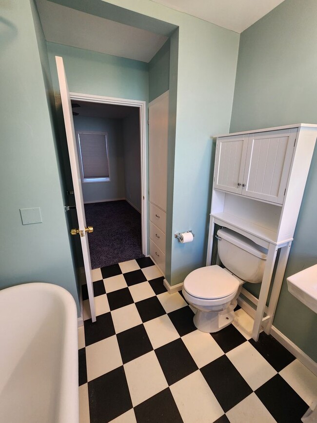 Building Photo - Retro Style Beach Apartment- Water Included!