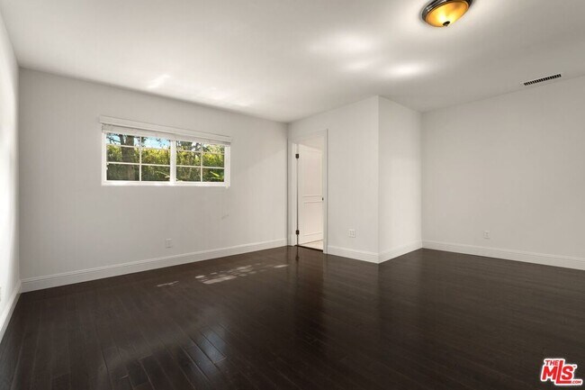 Building Photo - 519 N Rexford Dr