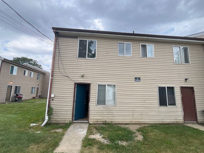 Building Photo - Newly Updated 2 BR/ 1 BA townhome MOVE-IN ...