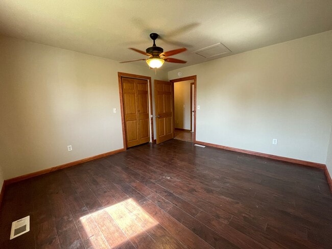 Building Photo - 3 Bedroom 2 Bathroom Fenced in Back Yard