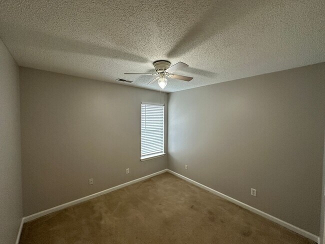 Building Photo - 1098 Breezy Valley Dr