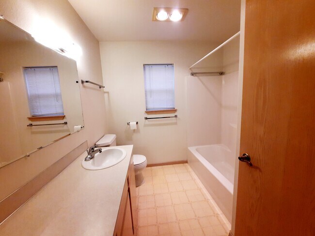 Building Photo - 860 SE Sentry Dr