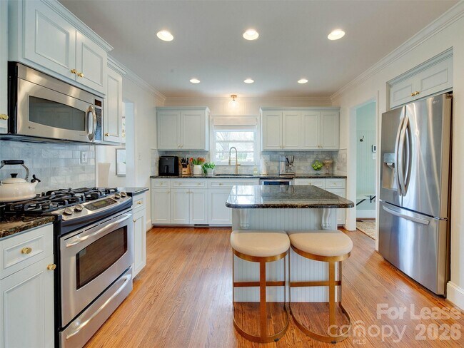Building Photo - 3221 Sunset Dr