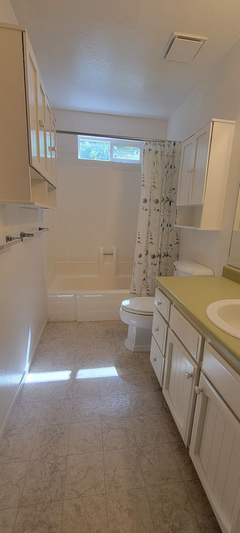 Building Photo - 2 Bedroom Condo Near Sacramento River Trail