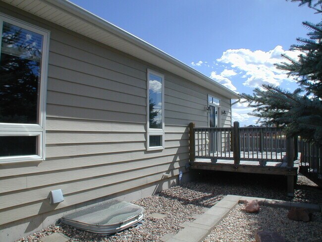 Building Photo - 400 Sterling Dr