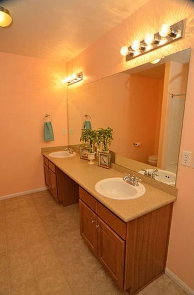 Building Photo - Updated Johnstown Home for Rent – $2,695/m...