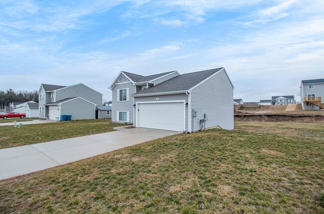 Building Photo - Comfortable and inviting space for you and...