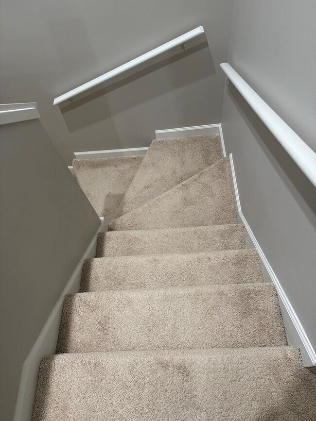 Building Photo - Spacious and inviting 3-bedroom